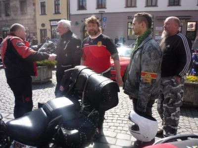Porada před odjezdem, samozřejmě na téma, kterou hospodu po cestě budeme okupovat. Jak jinak....