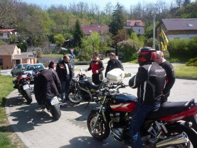 Troušení účastníků krumlovského ke kounické pumpě a vyčkávání na motorkářské eso......