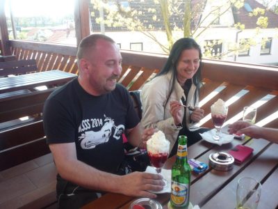 Když běhařovičtí vyhráli v eurojackpotu ty dvě a půl miliardy, převelice se usmívali. Ale zdaleka nééé tak, jak když jim před mlsnými čumáčky přistanou horký maliny.