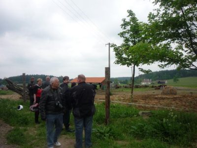 Bizoní farma a bizoni pro jistotu v uctivé vzdálenosti.