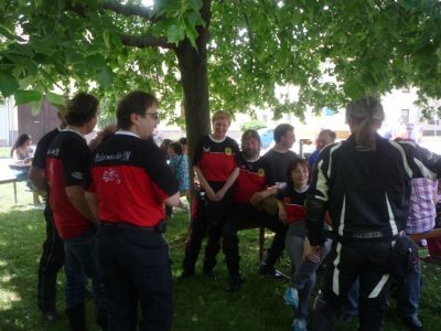 I v našem motoklubu vznikají nový sympatický páry, no uznejte, není to hezký, když se mají lidi rádi? Alča už doma dostala a to samý bych doporučil i u Barnabášů. Hlava nehlava.