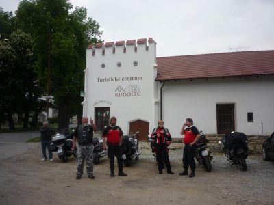 Blížíme se k místu činu a jelikož už nejsme nejmladší, tak musíme dělat prdelový přestávky.