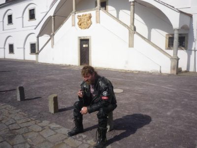 Tak takhle vypadá motorkář bez motorky. Už chápete pojem HROMÁDKA NEŠTĚSTÍ?