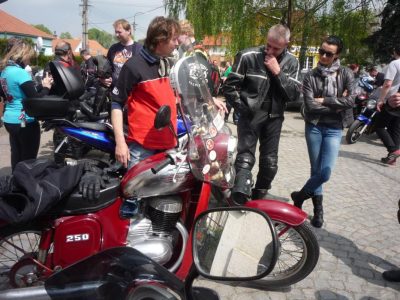Standův plamenný projev o kvalitách a přednostech jeho stroje a Jawy všeobecně.