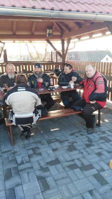Posezení v zatím ještě skoro neběžící hrotovické restauraci.
