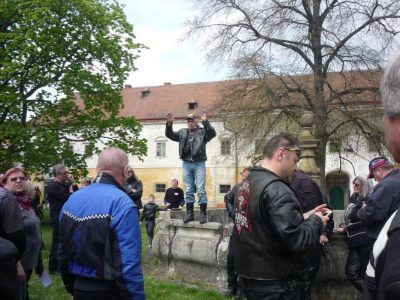 Místní čert, chrlící oheň a síru na bezbožníky? Ne, Ajax a jeho obvyklá zdravice.