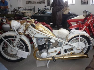 Svatební motorka manželů Kožnarových. Muselo jim to na ní náramně slušet.