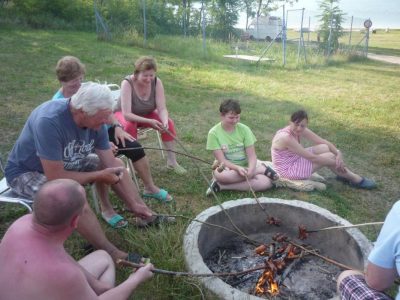 Hipies - návrat k přírodě, aneb zpátky do let pionýrů a skautů.