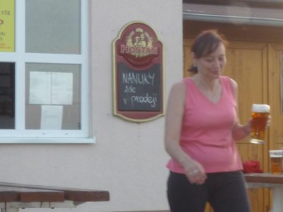 Kdosi Hanči nakukal, že pivo dělá hezká těla, tak přešla z diety na plastiku pivem.