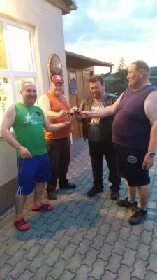 No a přivítání muselo být stvrzeno přiťuknutím ohnivou vodou. Různých barev a chutí.