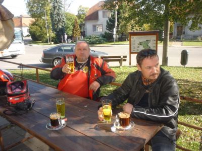 A tímhle smutným, kyselým a nevlídným ksichtem končí letošní sezóna, čili poslední fotka letoška. Není to šampáňo, je to točená limča.
