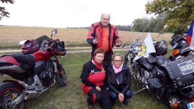 Alča, Libuška a já na místě dojezdu. Všimněte si, jak se děvčata v mojí přítomnosti tváří a pamatujte si to.