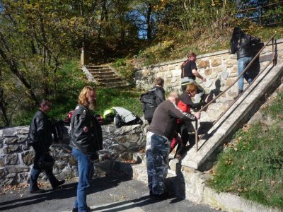 Zcela vysílení a vyčerpaní se všichni sápali z posledních sil do schodů v domnění, že jdeme na prohlídku zámku. Jenže žádnej tam nebyl a schody nevedly nikam.