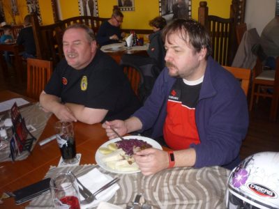 No a kde jinde to mohlo skončit když ne v restauraci na kusu žvance.