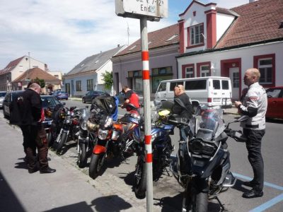 Nenechte se zmást slovem END. Tam to teprv začíná, zaparkovat a hurá na gurmánskou zteč. Aneb plenění Rakouska začíná.