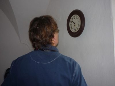Je mi blbý to prásknout, nesmějte se mu, Standa poprvé v životě viděl hodiny. Prý u nich na vesnici to nemají. Byl u vytržení.