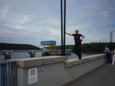 Vysokozdvižný vozík, který ji tam vysadil, je za rohem, musel odjet, aby nebyl vidět.