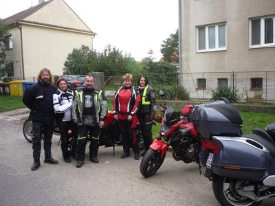 A to už je Drnholec, podpora místní motorkářky.
