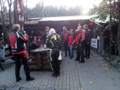 Prý v Jedovnici by jsme měli šampaňský a kaviár, ale přesto jsme dali přednost cigárce z udírny a zelňačce U trampa.