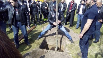 Tak tomuhle se říká bohulibá činnost, Milan zápasí s flórou, pokud teda pominu prasklý rifle.