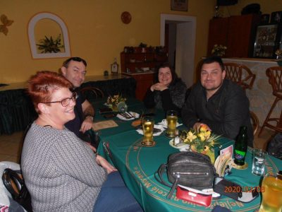 Stejnokrojová nekázeň. Taky byla potrestána odsunutím do tmavého kouta a držením o hladu.