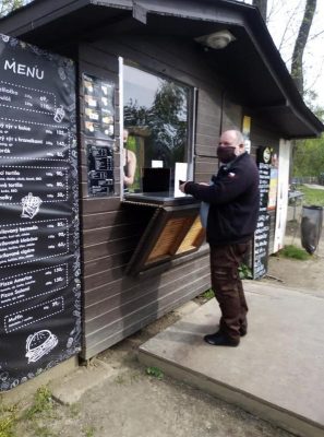 Takzvaný nákup v utajení. Napadlo by váš loni, že vejdete na poštu nebo do banky v roušce, dostanete dobrovolně peníze a nebudou vás honit policajti?
