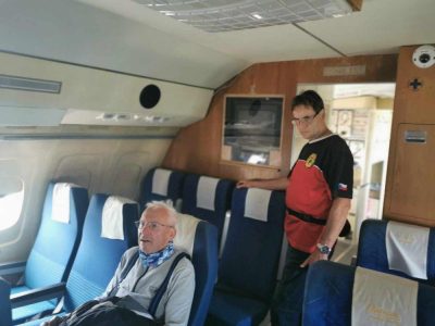 A už usazeni k odletu. Proč ten rozmrzelý až nasr...ný ksicht Standy? No právě zjistil, že se neletí do Oděsy.
