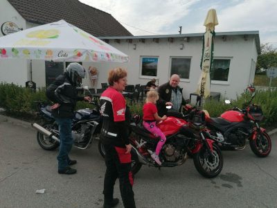 Holt si babička bude muset tu aktivní motočinnost trochu prodloužit, než si vychová nástupkyni.