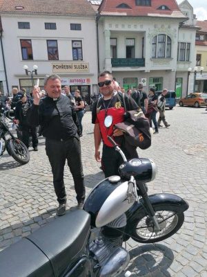 Průšvih-na největšího hříšníka v ČR padlo pár kapek svěcený vody a udělalo se mu strašně zle.
