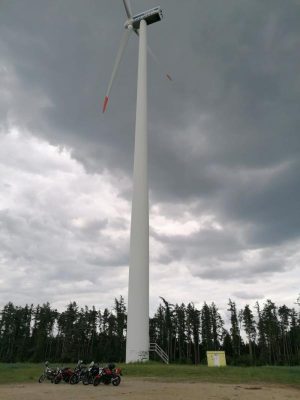 Výkonná ředitelka a majoritní akcionářka čisté energie zítřka (a bohužel i nejdražší), si chtěla po cestě zkontrolovat svou novou jadernou elektrárnu. O Alče je řeč, aby bylo jasno, kdo je ve vatě :-))