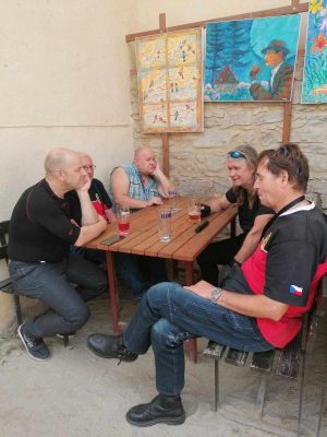 Nuda na hradě. A někteří z toho kroužení u toho zákazu jsou už dokonce v klimbu.