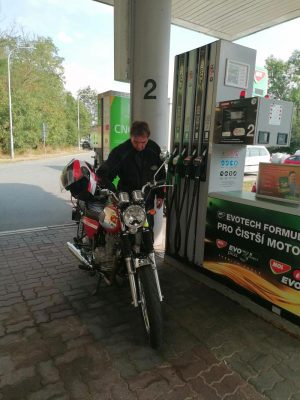 Tak to jsem si myslel, že tohle polůotučný nedochůdče jezdí na husí sádlo a ejhle, ono to chtělo i benzín.