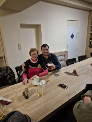 Trošku se to vymklo a začaly se nám tam formovat nový dvojice. Samozřejmě do doby, než je Pavla rozprášila. Po okolí :-)))))