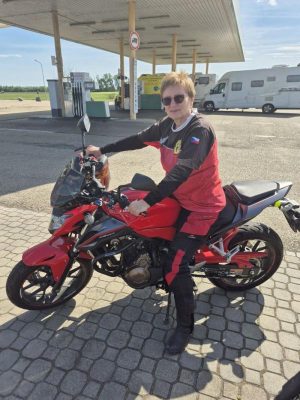A ukázka, jak vypadá a dopadá přehnaná péče o motorku. Všichni jsme ji varovali, neper to v perwollu na šedesát, nedopadne to dobře......