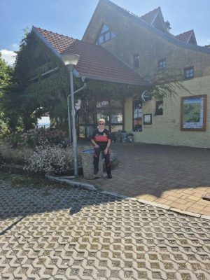 Hlavní budova výpravy, restaurace.